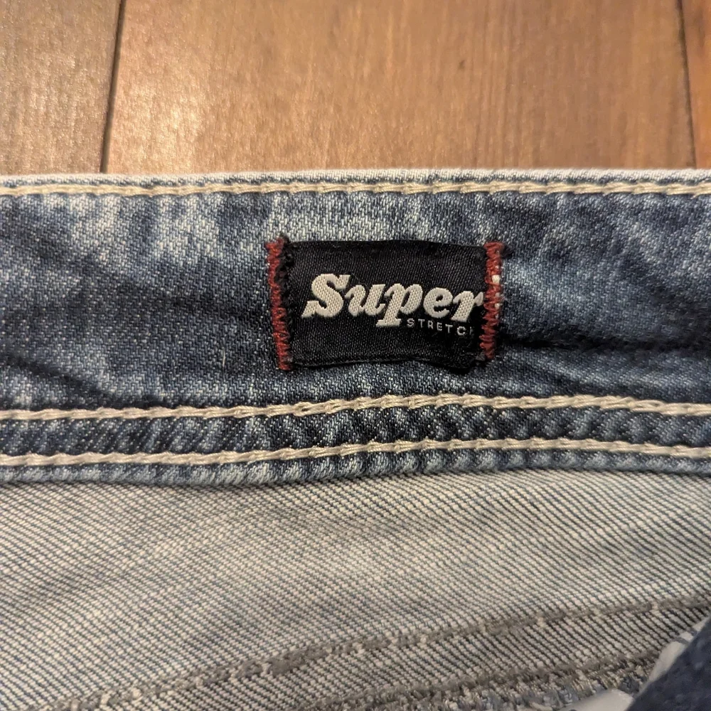 Silver Jeans Suki Mid Capri Light Wash 27x22.5 Distressed‎ Women's Super Stretch